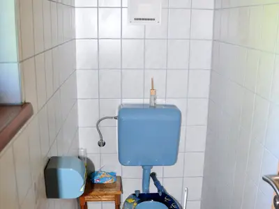 Toilette mit Fenster getrennt vom Bad