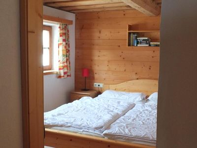 kleines Schlafzimmer mit Doppelbett