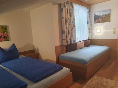 Dreibettzimmer mit Doppelbett und Einzelbett