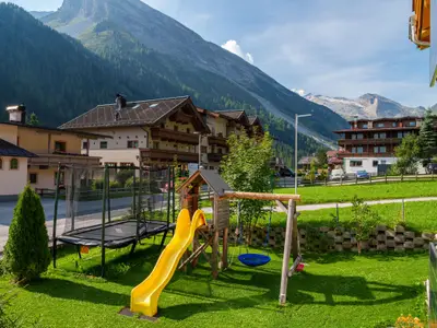 Spielplatz mit Trampolin im Sommer