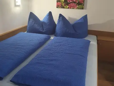 Dreibettzimmer mit Doppelbett und Einzelbett