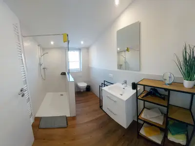 Badezimmer mit Dusche /WC