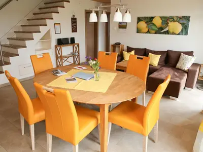 Wohn-Esszimmer mit Treppe ins Kinderzimmer