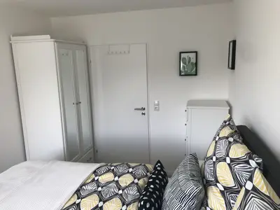 Gästezimmer 2 mit Schrank und Komode