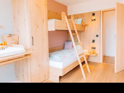 kinderzimmerderwohnunghimbeere500033