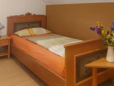 Schlafzimmer 1 mit 2 Betten im Dachgeschoss