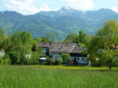 Lage Haus Monika, vorne Wiese(Weide), hinten der Hausberg Hochgern