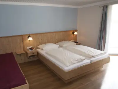 Schlafzimmer mit Zustellbett