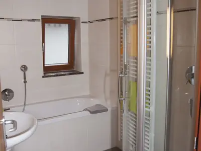 Badezimmer mit Badewanne