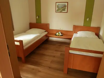 2. Schlafzimmer mit zwei getrennten Betten
