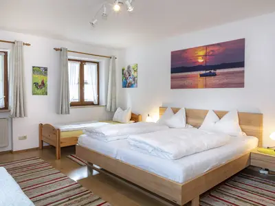 Schlafzimmer (1 Doppelbett, 1 Einzelbett)