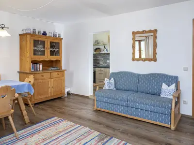 Wohnzimmer mit Durchgang zur Küche