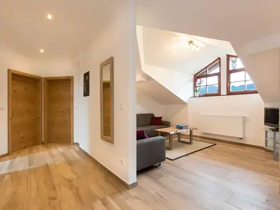 Wohnzimmer mit Gaube und Bergblick