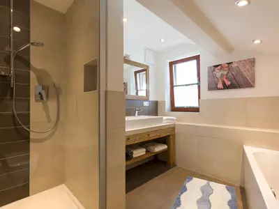 Bad mit Doppel-Waschbecken, Badewanne, gr. Dusche, Fußbodenheizung, Waschmaschine und WC