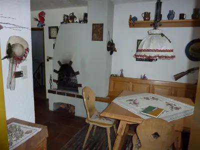 Bauernecke mit offenem Kamin, Durchgang zum Wohnzimmer