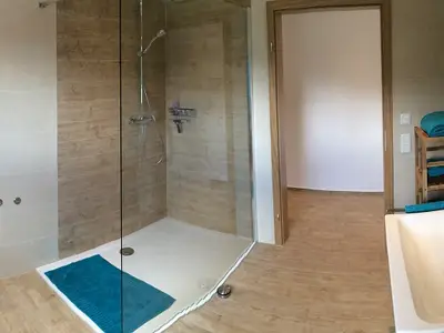 Dusche und Badewanne