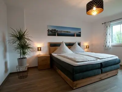 Schlafzimmer 1