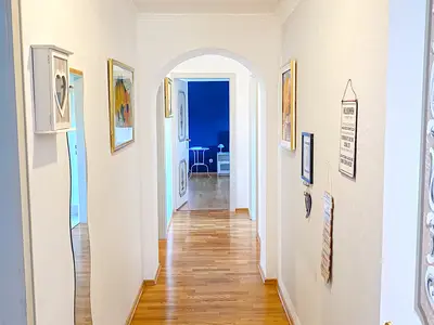 Vom Eingang gelangen Sie zunächst in den Flur der Ferienwohnung