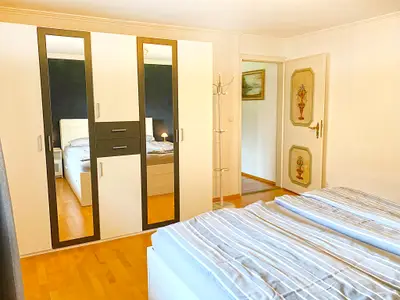 Blick in das Schlafzimmer mit Kleiderschrank