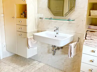 Badezimmer mit Dusche und WC