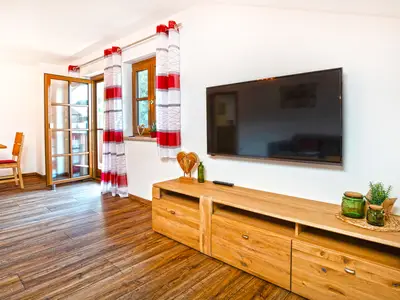 Großer Flat TV im Wohnzimmer