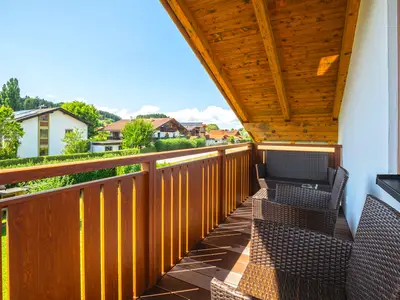 Blick vom Balkon auf der Westseite auf den Garten