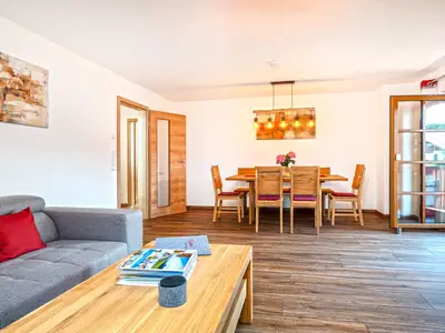 Wohnzimmer mit großer Couch