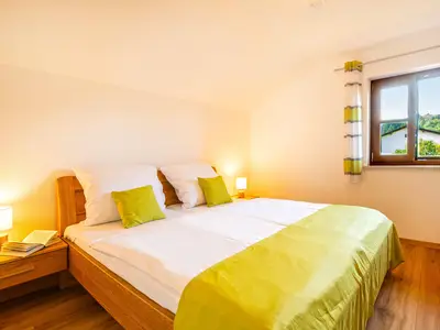 Doppelbett im Schlafzimmer Westseite