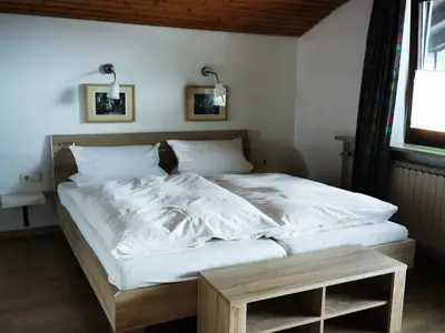 Schlafzimmer mit 1 Doppel - und einen Einzelbett
