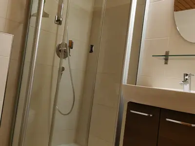 Bad mit Dusche und WC