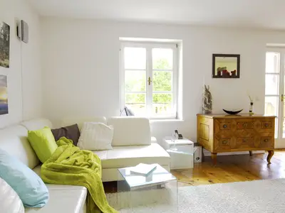 Wohnzimmer mit Ledersofa und grosser Terrasse