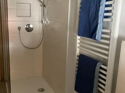 Badezimmer mit Dusche