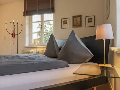 Schlafzimmer mit 180 breitem Doppelbett und Gartenblick