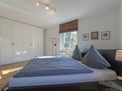 Schlafzimmer mit 180 breitem Doppelbett und Gartenblick