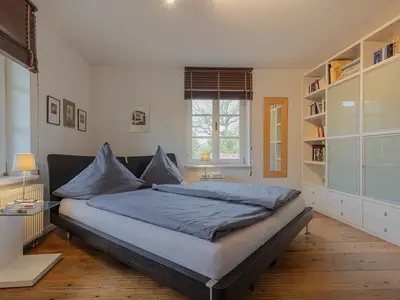 Schlafzimmer mit 180 breitem Doppelbett und Gartenblick