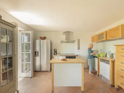 Große, sonnige, vollausgestatte Küche mit Westbalkon