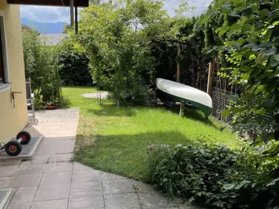 Garten mit Kanu