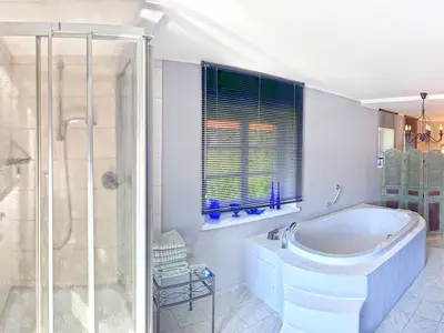Badezimmer mit Dusche