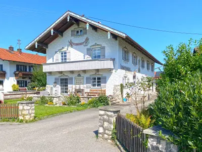 Hausansicht mit Balkon des Appartements