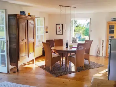 Wohnzimmer mit grosser Terrasse und Essbereich