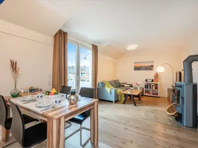 Essbereich mit Blick ins Wohnzimmer