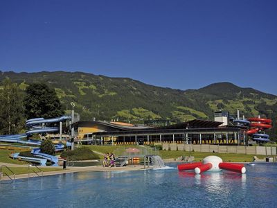 Therme u. Freischwimmbad ca. 2km entfernt