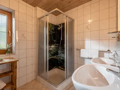 Gaestehaus_Moser_Kirchweg_14_Uderns_Badezimmer_1