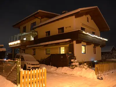 Haus Außenansicht bei Nacht