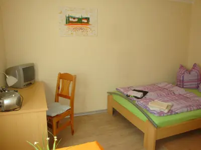 Kleines Schlafzimmer mit Schreibtisch und Futonbett