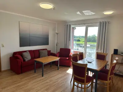 Wohnzimmer mit Balkon am Hafen