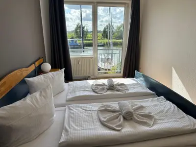 Schlafzimmer mit Blick aufs Wasser