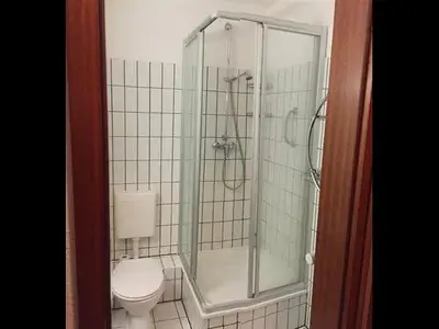 Badezimmer samt Dusche