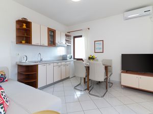 23930376-Ferienwohnung-3-Ugljan-300x225-1