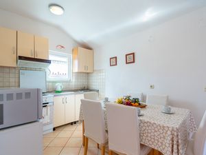 23934342-Ferienwohnung-5-Ugljan-300x225-4